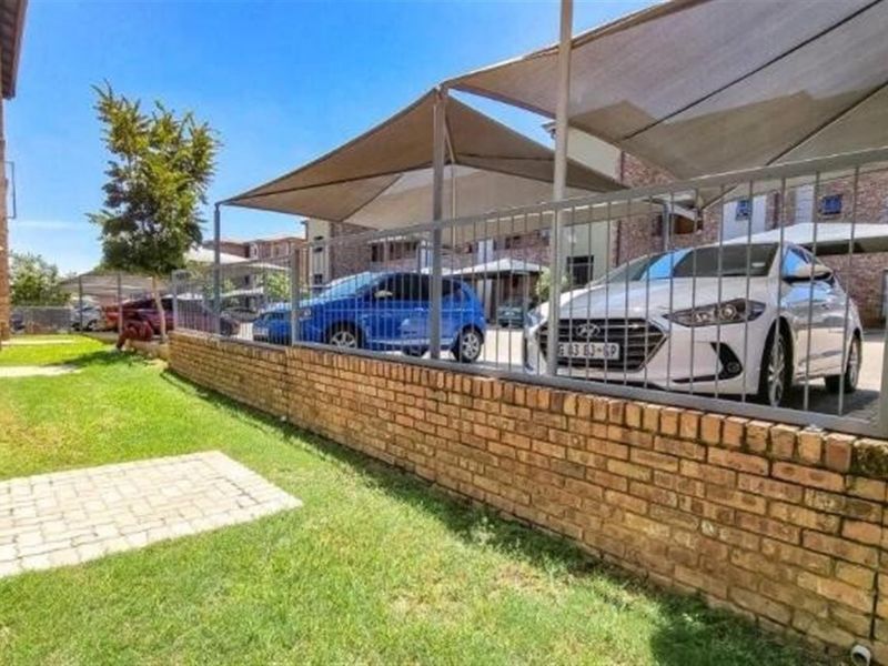 Townhouse For Sale in Rooihuiskraal North, Centurion - Photo 3
