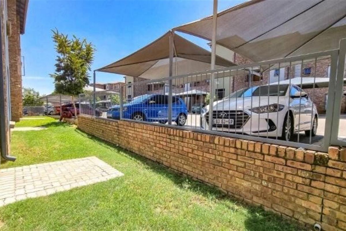 Townhouse For Sale in Rooihuiskraal North, Centurion - Photo 3