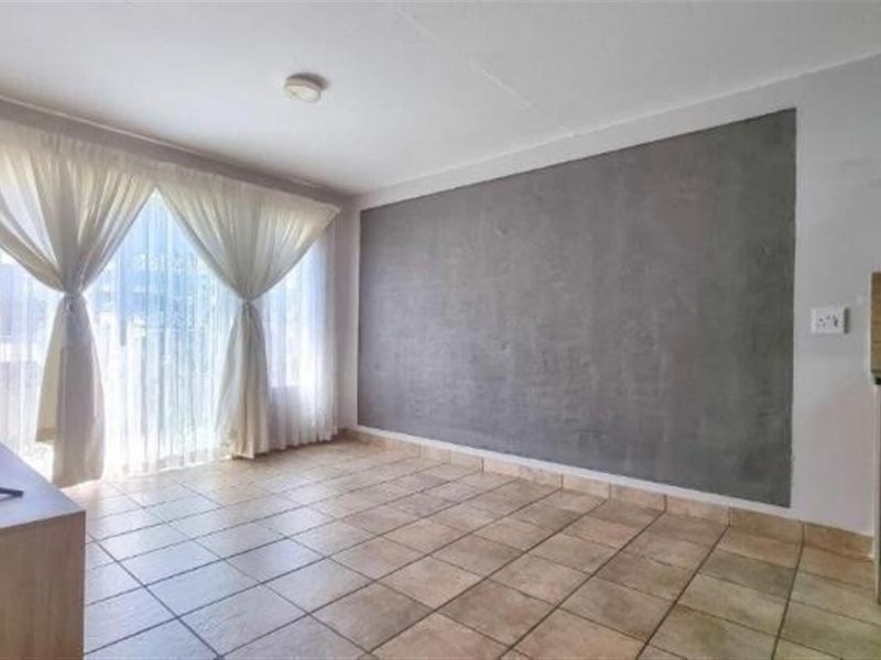 Townhouse For Sale in Rooihuiskraal North, Centurion - Photo 4