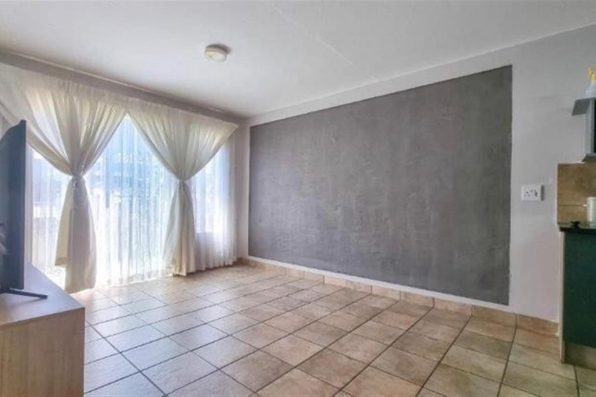 Townhouse For Sale in Rooihuiskraal North, Centurion - Photo 4