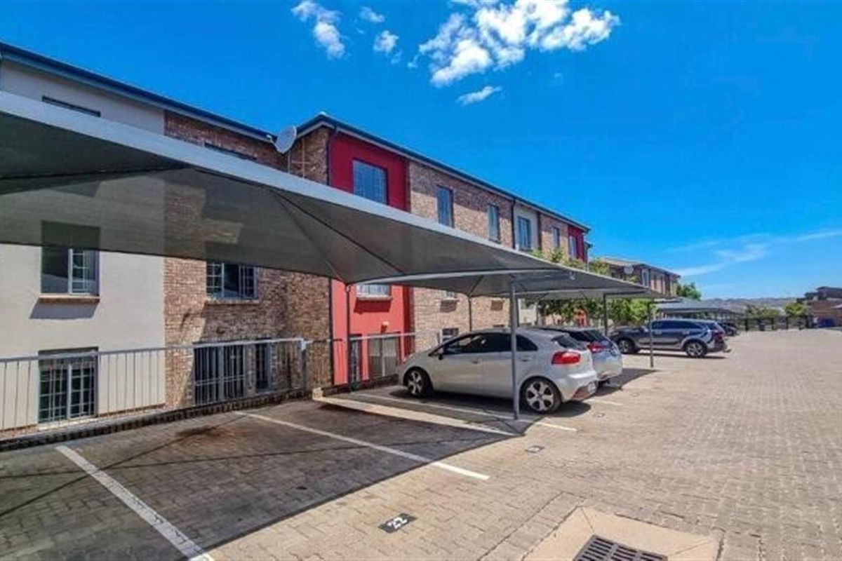 Townhouse For Sale in Rooihuiskraal North, Centurion - Photo 2