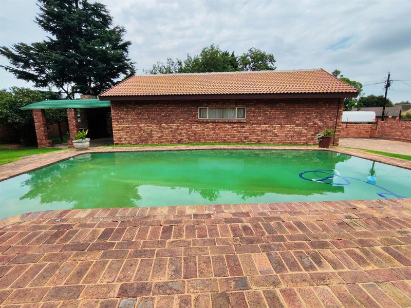 4 Bedroom House with flat For Sale in Gholfsig - Photo 4