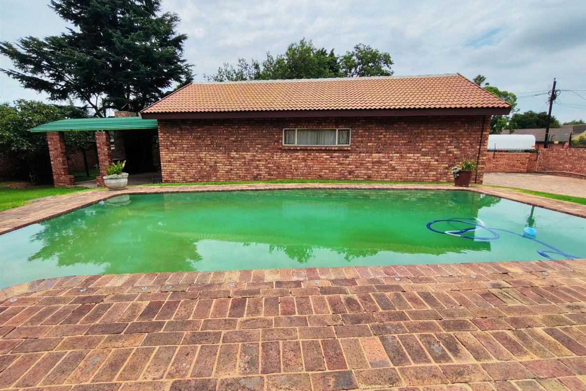 4 Bedroom House with flat For Sale in Gholfsig - Photo 4