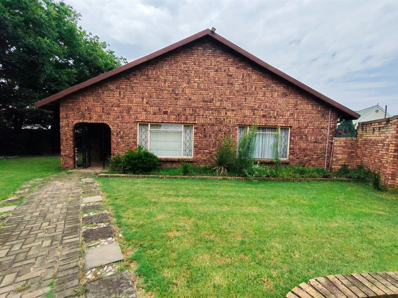 4 Bedroom House with flat For Sale in Gholfsig - Photo 3