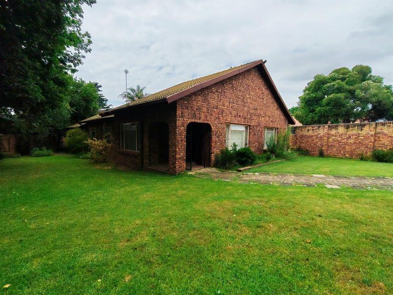 4 Bedroom House with flat For Sale in Gholfsig - Photo 8