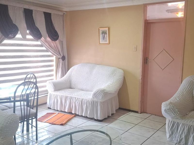 House For Sale in Thabong, Welkom - Photo 2