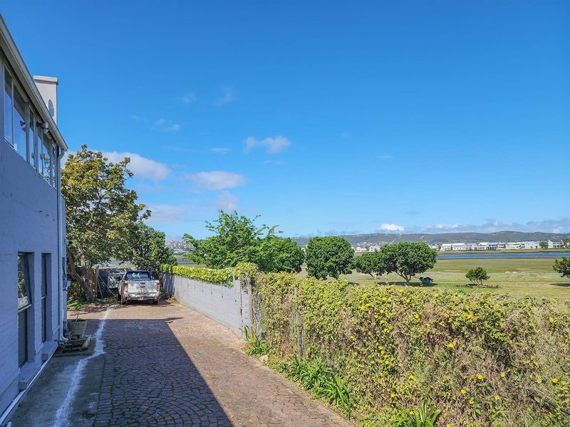 INDUSTRIAL COMMERCIAL BUILDINGS NEXT TO THE WATERFRONT in Knysna. - Photo 2