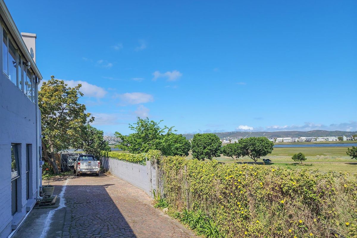 INDUSTRIAL COMMERCIAL BUILDINGS NEXT TO THE WATERFRONT in Knysna. - Photo 2