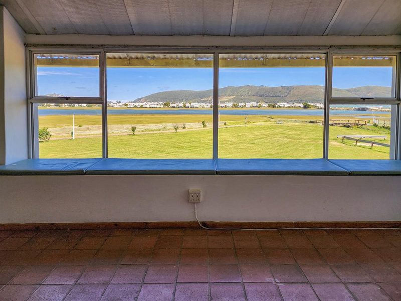 INDUSTRIAL COMMERCIAL BUILDINGS NEXT TO THE WATERFRONT in Knysna. - Photo 9