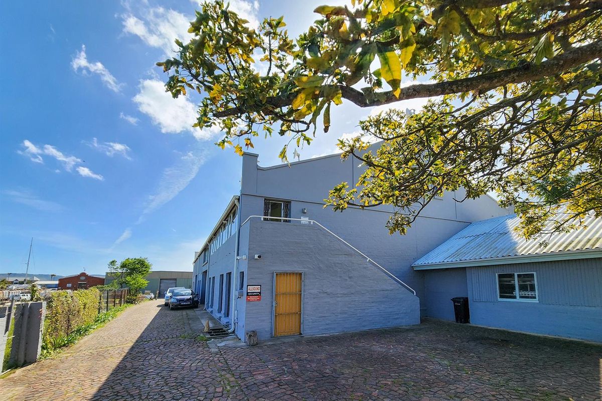 INDUSTRIAL COMMERCIAL BUILDINGS NEXT TO THE WATERFRONT in Knysna. - Photo 4
