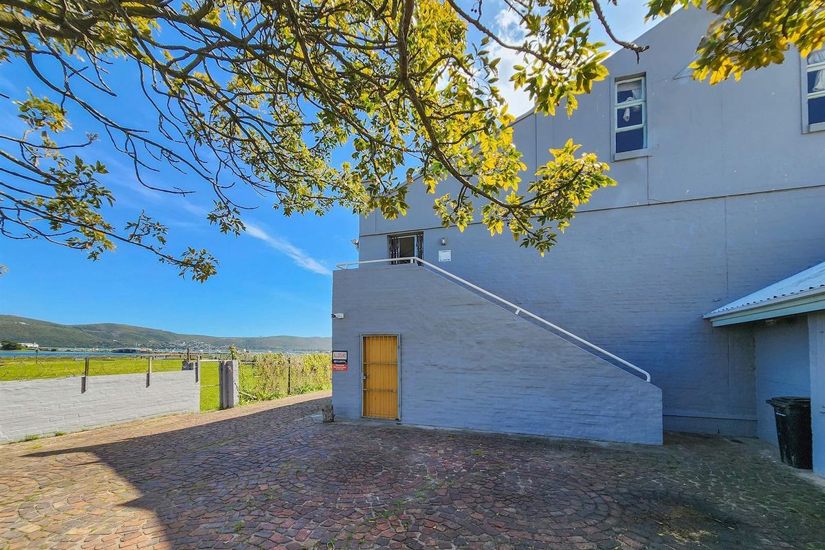 INDUSTRIAL COMMERCIAL BUILDINGS NEXT TO THE WATERFRONT in Knysna. - Photo 5