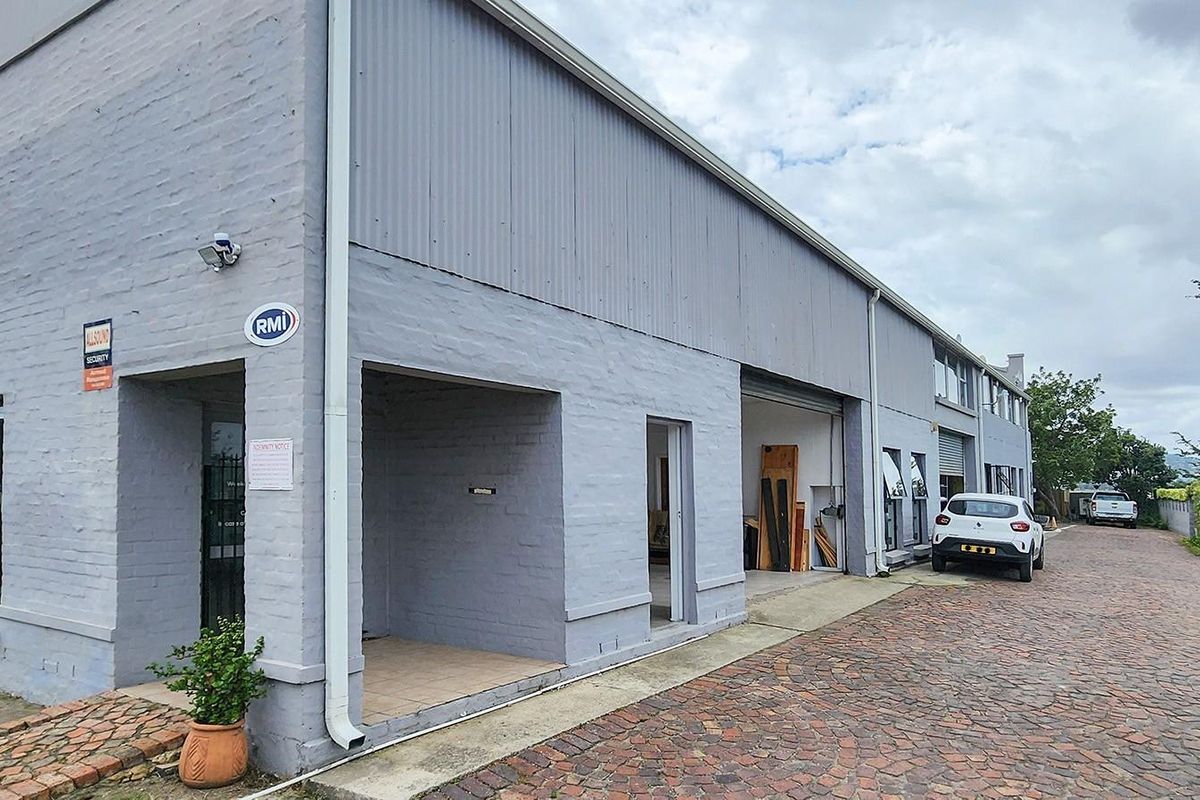 INDUSTRIAL COMMERCIAL BUILDINGS NEXT TO THE WATERFRONT in Knysna. - Photo 3