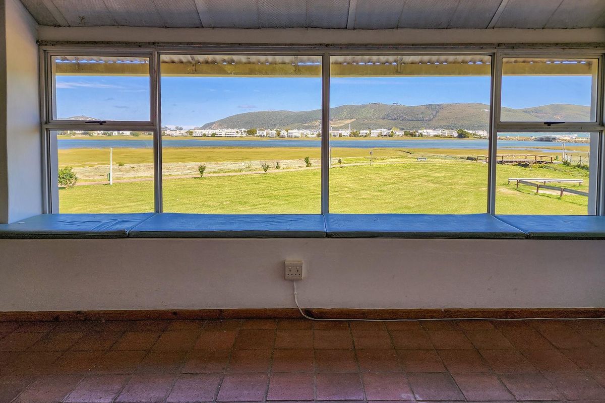 INDUSTRIAL COMMERCIAL BUILDINGS NEXT TO THE WATERFRONT in Knysna. - Photo 2