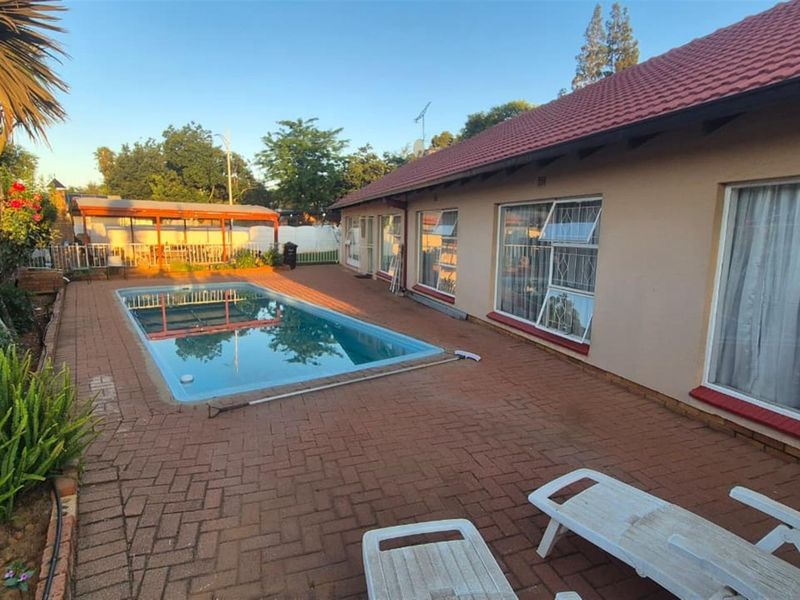 Family Home with Flat and Entertainment Areas - Dal Fouché, Springs - Photo 2