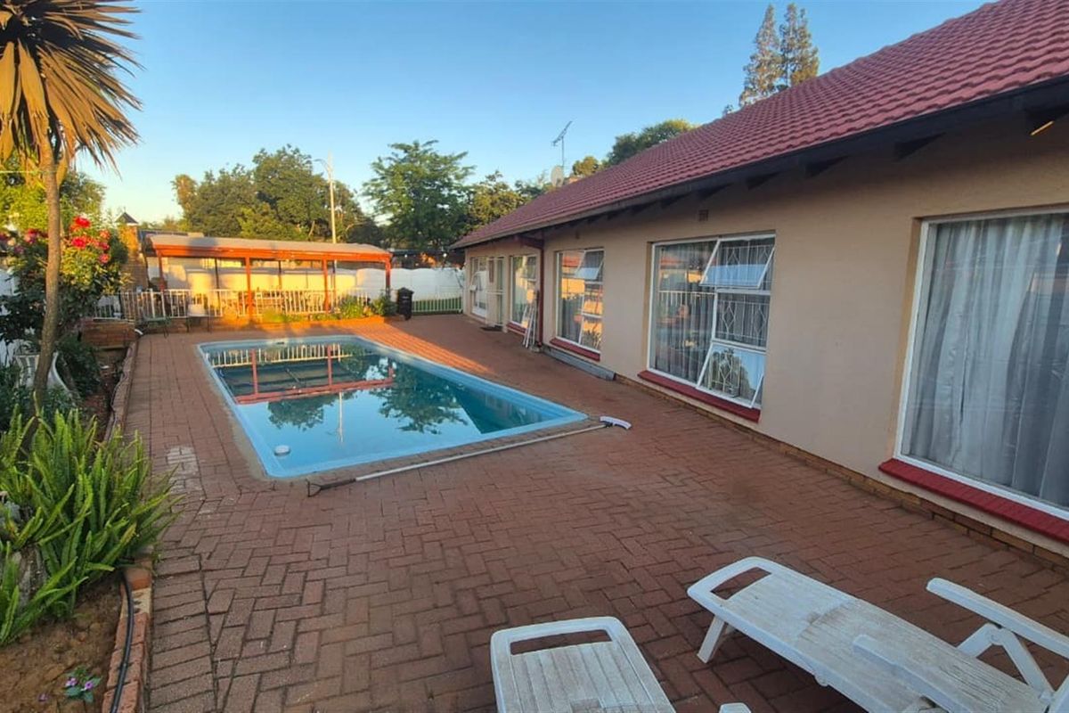 Family Home with Flat and Entertainment Areas - Dal Fouché, Springs - Photo 2