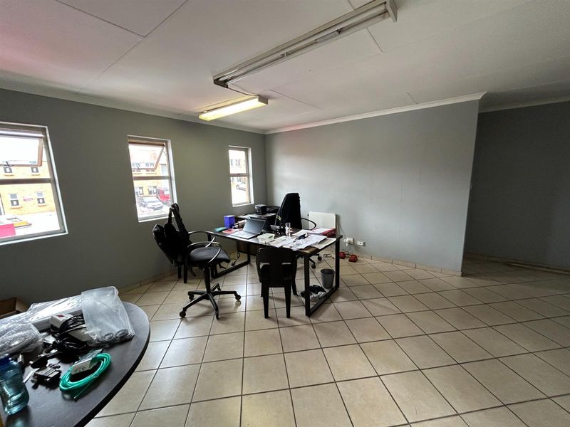 500 sqm Secure Industrial Unit To Let | 5m Roller Door | Prime Pomona Location - Photo 8