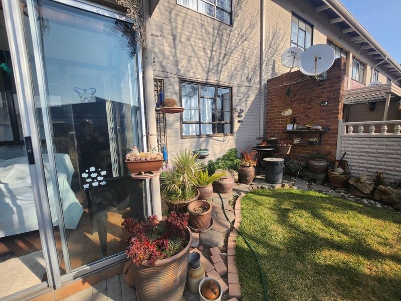 Charming 2 Bedroom Townhouse for sale - Photo 1
