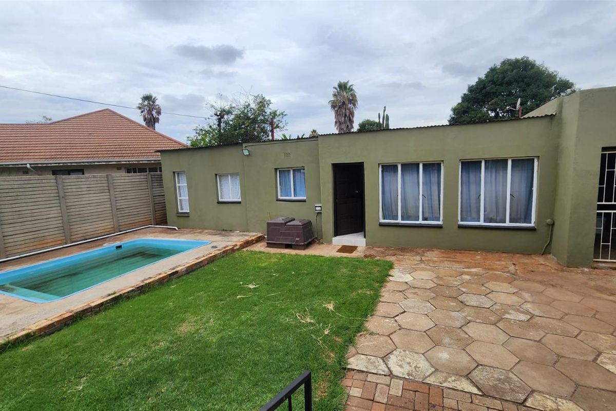 Spacious Family Home with Flatlet and splash pool - Brenthurst, Brakpan - Photo 2