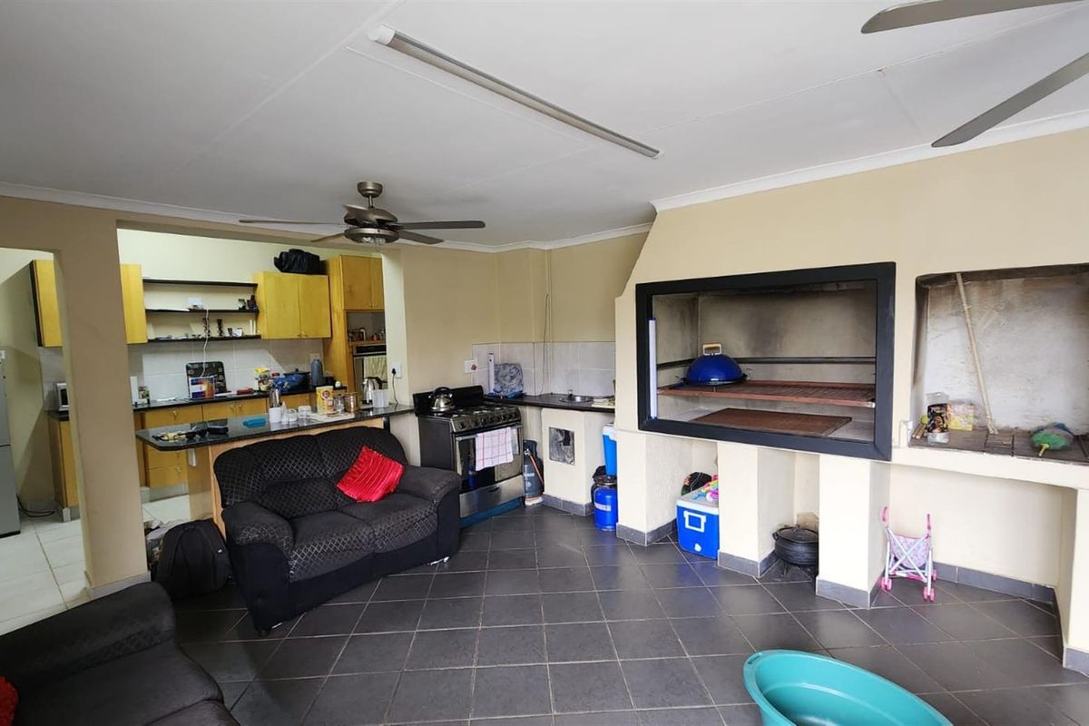 Spacious Family Home with Flatlet and splash pool - Brenthurst, Brakpan - Photo 4