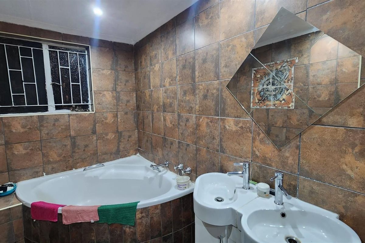 Spacious Family Home with Flatlet and splash pool - Brenthurst, Brakpan - Photo 3