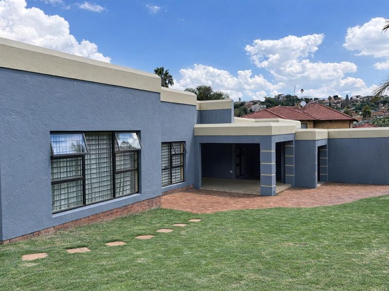 4-Bedroom Family Home on Generous Corner Stand in Oakdene - Photo 5