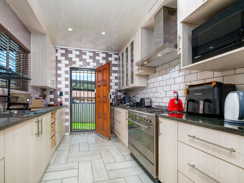 House For Sale in Witpoortjie, Roodepoort - Photo 10