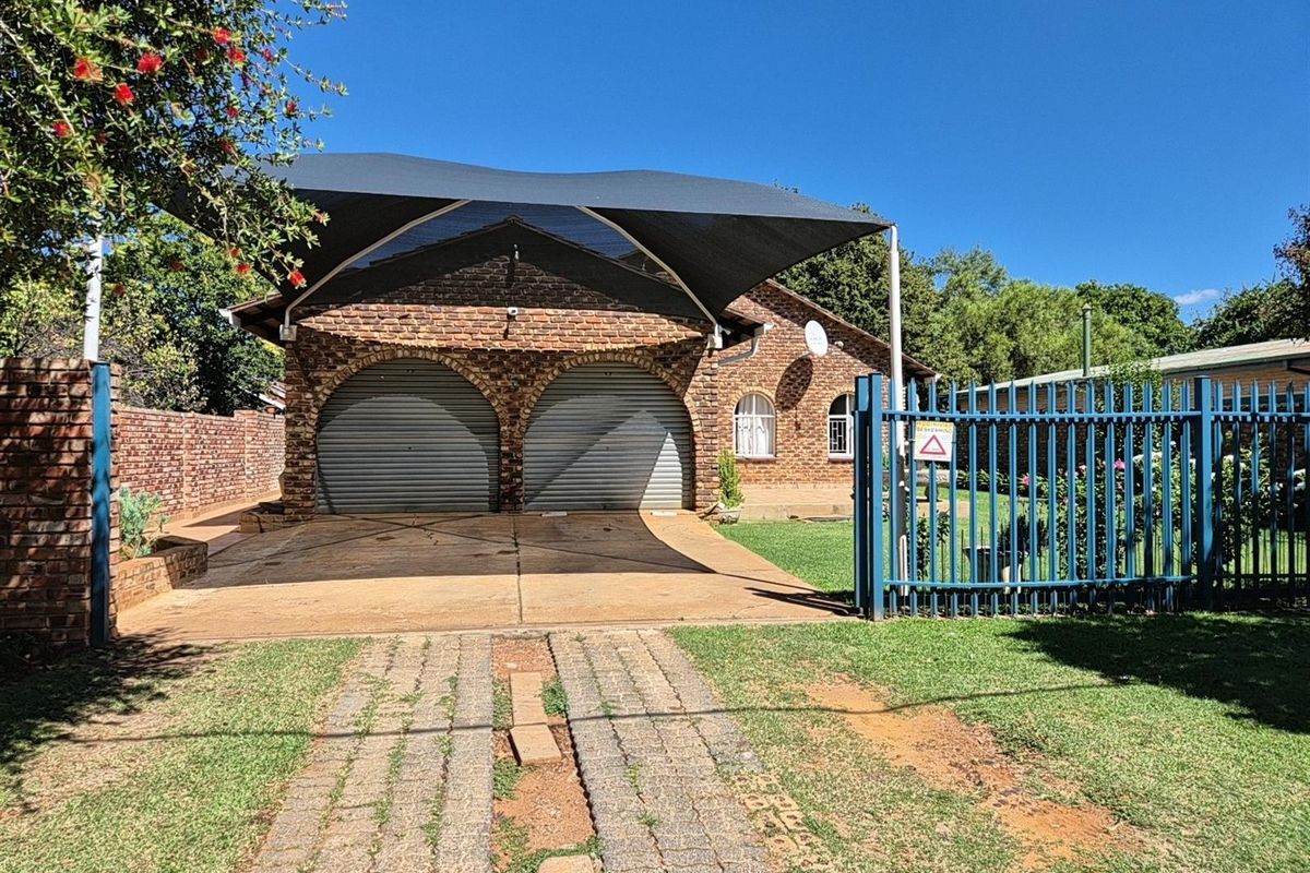 3 Bedroom House for Sale in Die Bult - Prime Student Investment - Walking Distance to NWU - Photo 3