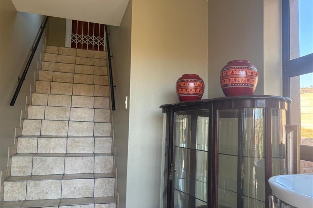 Long term rental - Inviting Family Home in Seemeeu Park, Mossel Bay - Photo 2