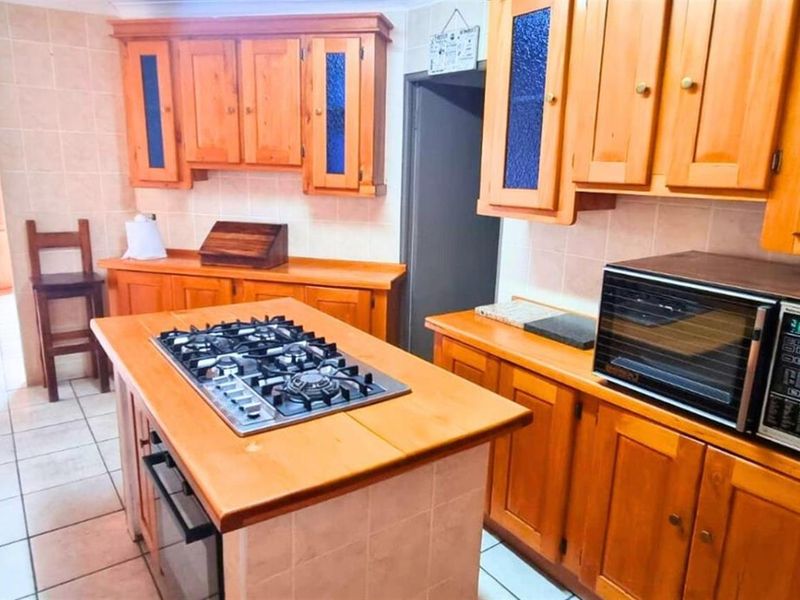Long term rental - Inviting Family Home in Seemeeu Park, Mossel Bay - Photo 8