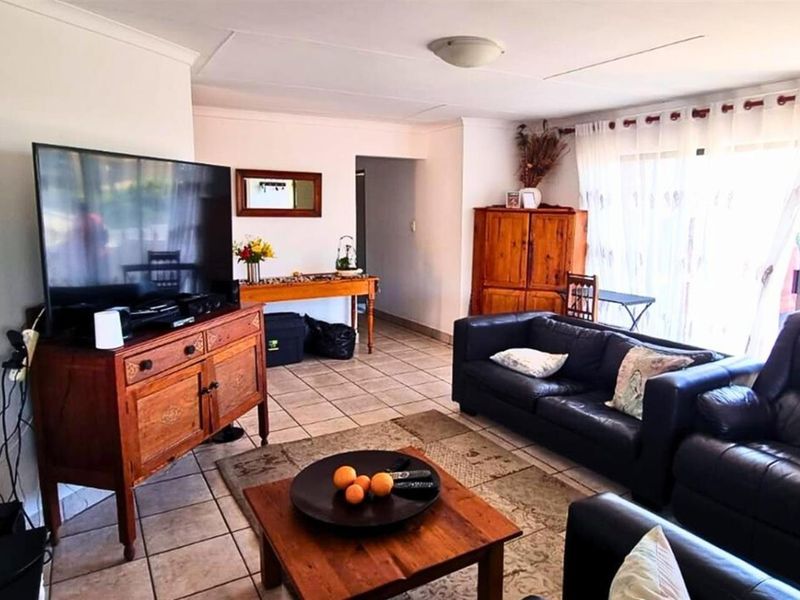 Long term rental - Inviting Family Home in Seemeeu Park, Mossel Bay - Photo 7