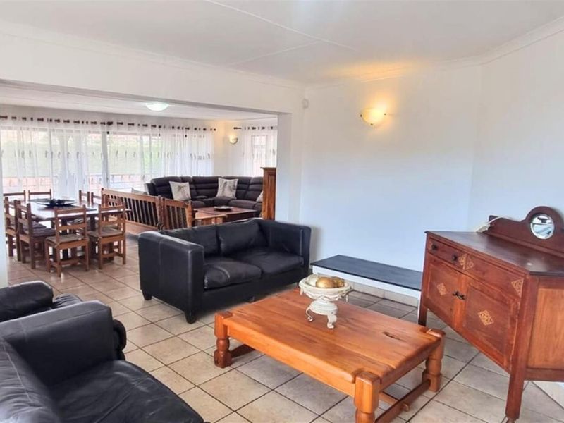 Long term rental - Inviting Family Home in Seemeeu Park, Mossel Bay - Photo 6