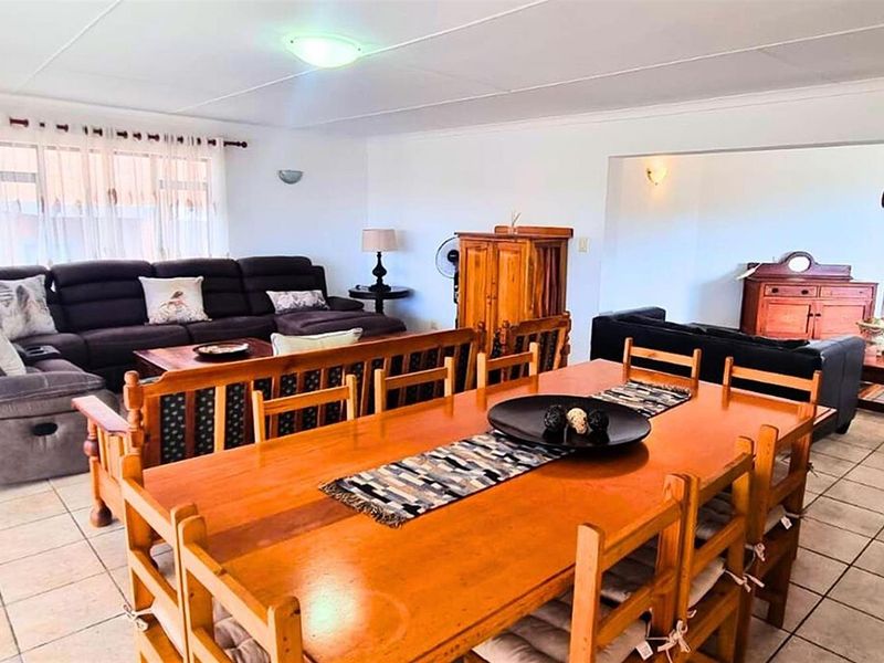 Long term rental - Inviting Family Home in Seemeeu Park, Mossel Bay - Photo 5