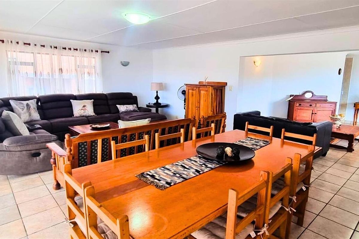Long term rental - Inviting Family Home in Seemeeu Park, Mossel Bay - Photo 5