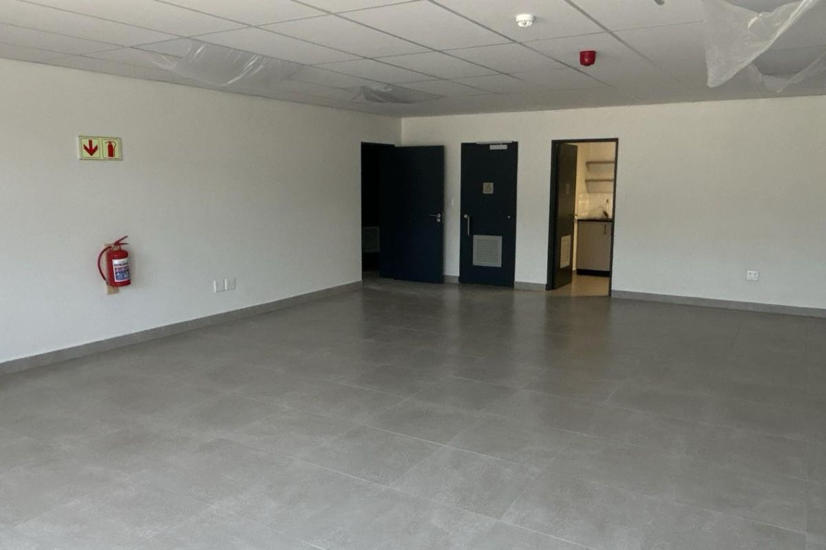 785 sqm Warehouse With Private Yard To Let | Silverview Business Park | Samrand - Photo 3