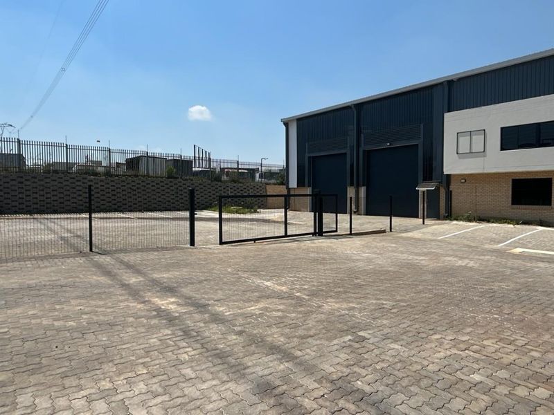 785 sqm Warehouse With Private Yard To Let | Silverview Business Park | Samrand - Photo 10