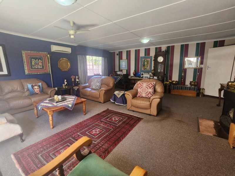 Neat Family Home - Photo 4