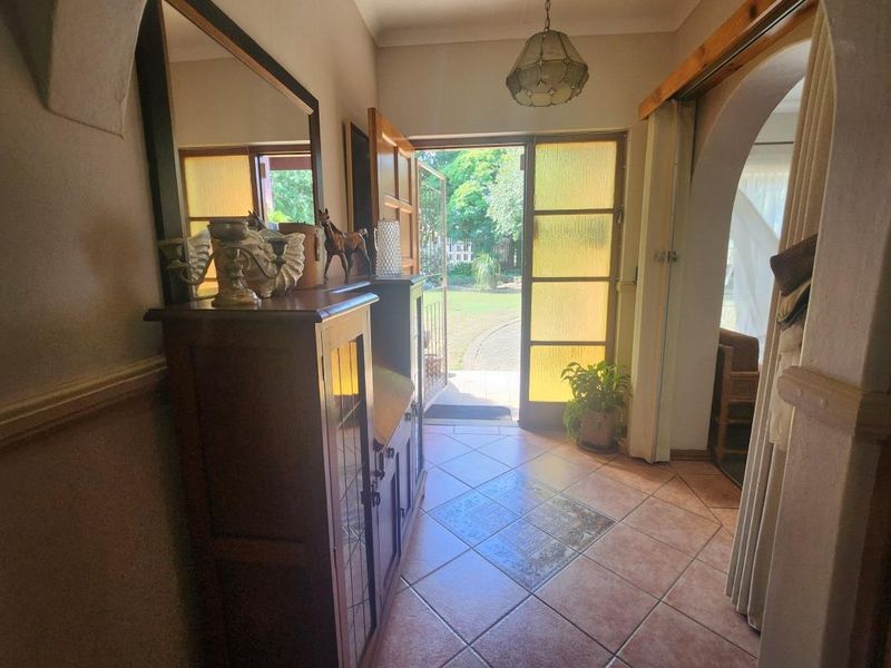 Neat Family Home - Photo 2