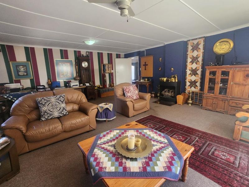 Neat Family Home - Photo 3