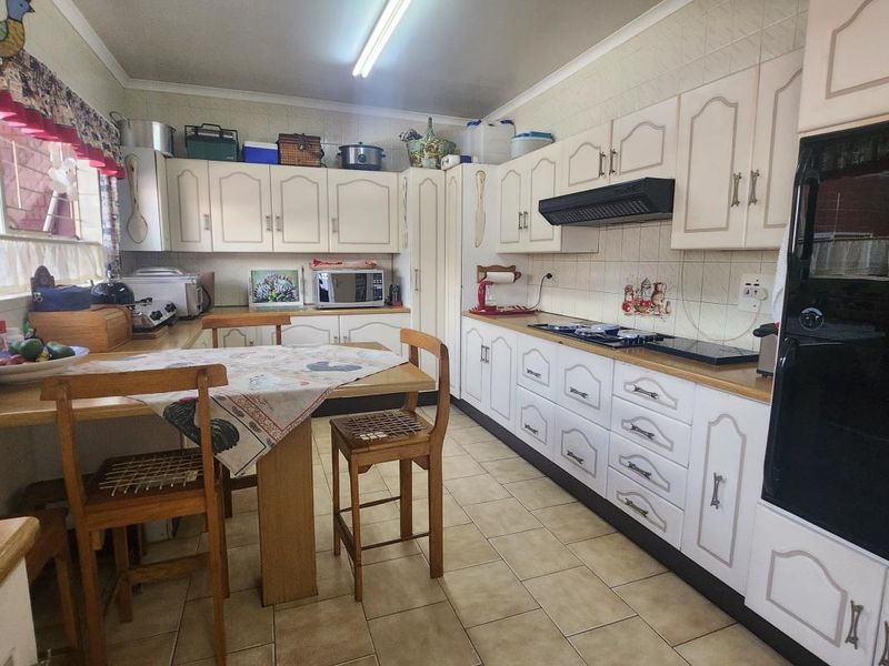 Neat Family Home - Photo 5