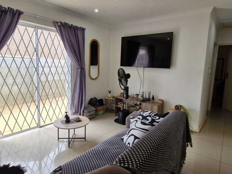 Neat 3 Bedroom House For Sale in Mountain Ridge Estate, Paarl - Photo 4