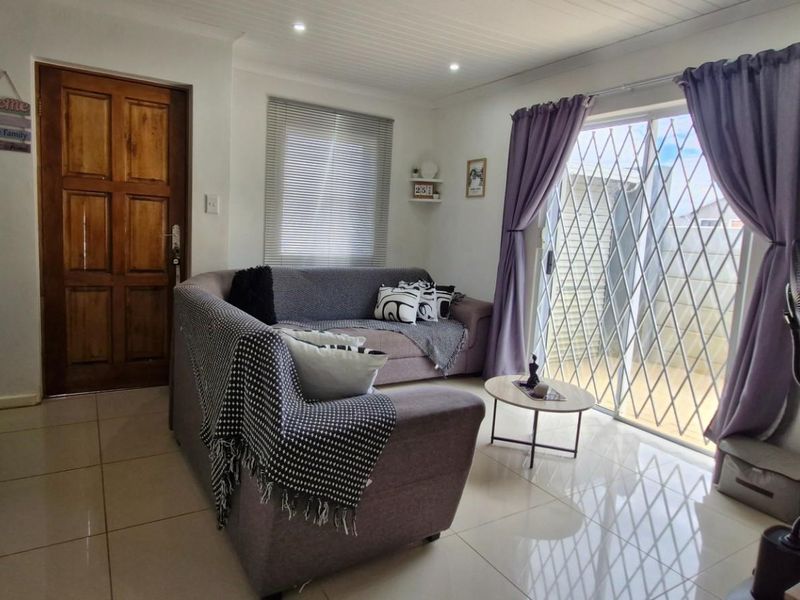 Neat 3 Bedroom House For Sale in Mountain Ridge Estate, Paarl - Photo 3