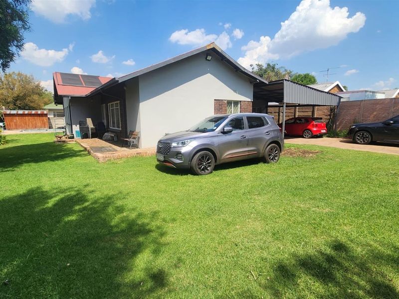 Modern Family Living | Space, Style , Value 5 bedroom house - Photo 5