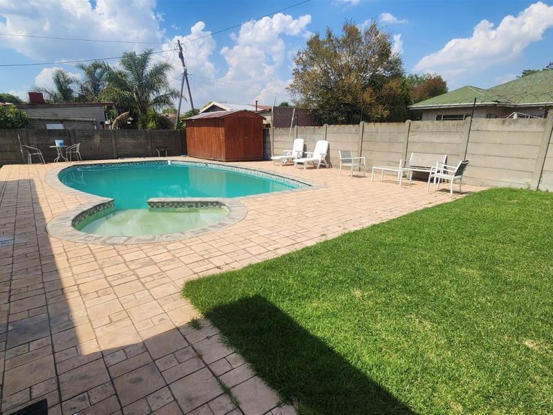 Modern Family Living | Space, Style , Value 5 bedroom house - Photo 6