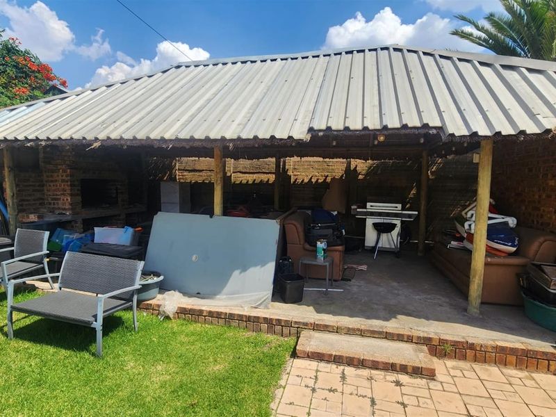 Modern Family Living | Space, Style , Value 5 bedroom house - Photo 2