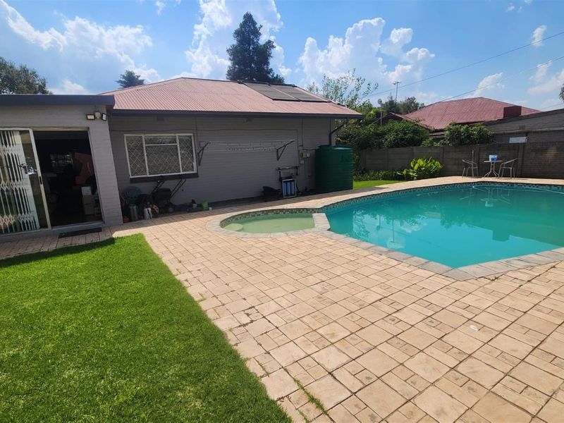 Modern Family Living, Spacious Comfort, Stylish Design and Exceptional Value - 5-Bedroom Home - Photo 1