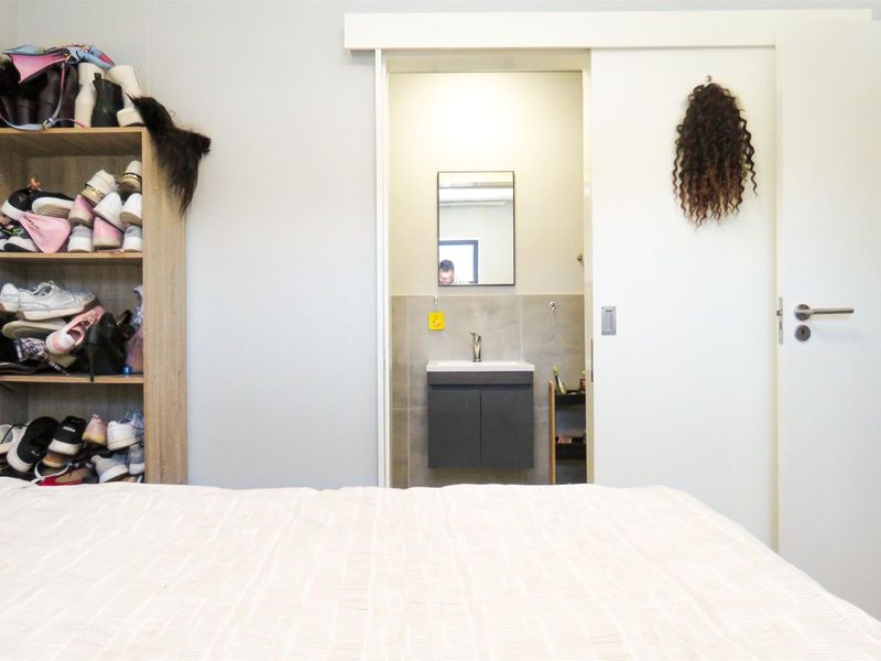 Modern One-Bedroom Apartment in Secure, Well-Managed Complex - Photo 10