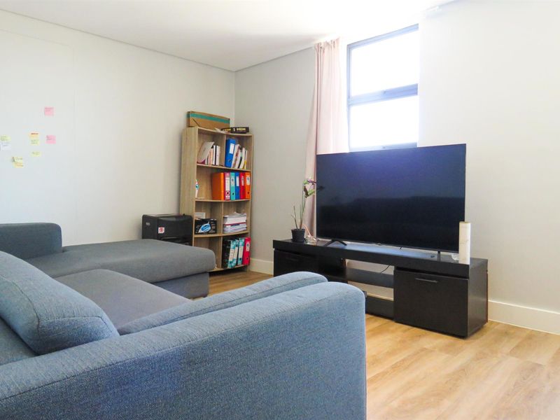 Modern One-Bedroom Apartment in Secure, Well-Managed Complex - Photo 6