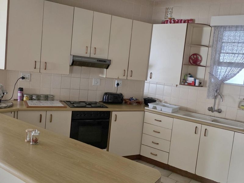 Lovely 2 bedroom, 2 bathroom Beachfront apartment on the Margate Golden Mile - Photo 7