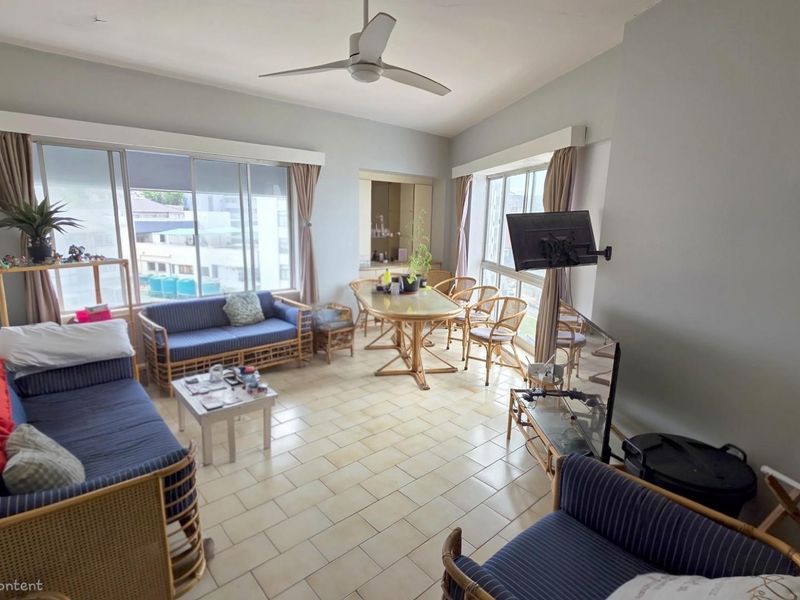 Lovely 2 bedroom, 2 bathroom Beachfront apartment on the Margate Golden Mile - Photo 2