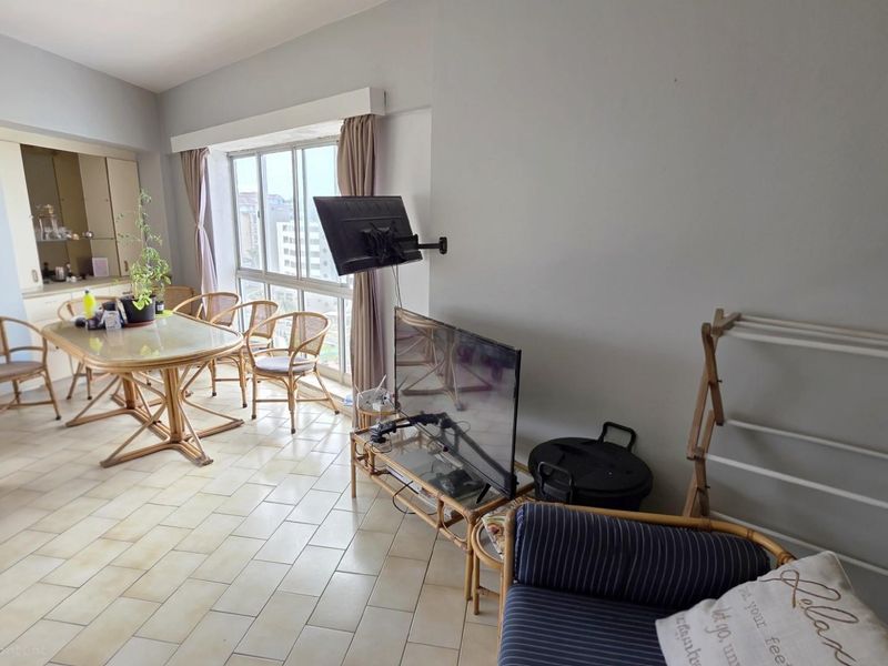 Lovely 2 bedroom, 2 bathroom Beachfront apartment on the Margate Golden Mile - Photo 3